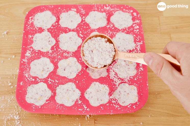 The Best Homemade Laundry Detergent To mold the Laundry Detergent Tabs, scoop a tablespoon of your damp homemade laundry detergent into each cavity in the mold or ice cube tray.